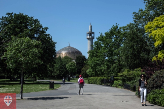 A mesquita não fica dentro do parque, mas do lado de fora do Outer Circle.